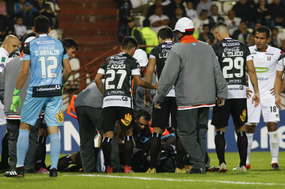Momento en el que los médicos de Santaní y Once Caldas atendían al jugador Jorge Aguilar. / EFE