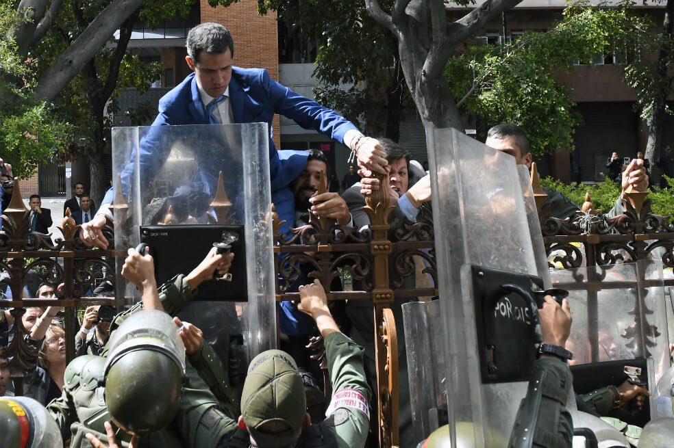 El líder opositor Juan Guaidó trata de acceder a la sede de la Asamblea Nacional, última institución democrática de Venezuela que se ha visto golpeada por la toma de facto del oficialismo. / AFP
