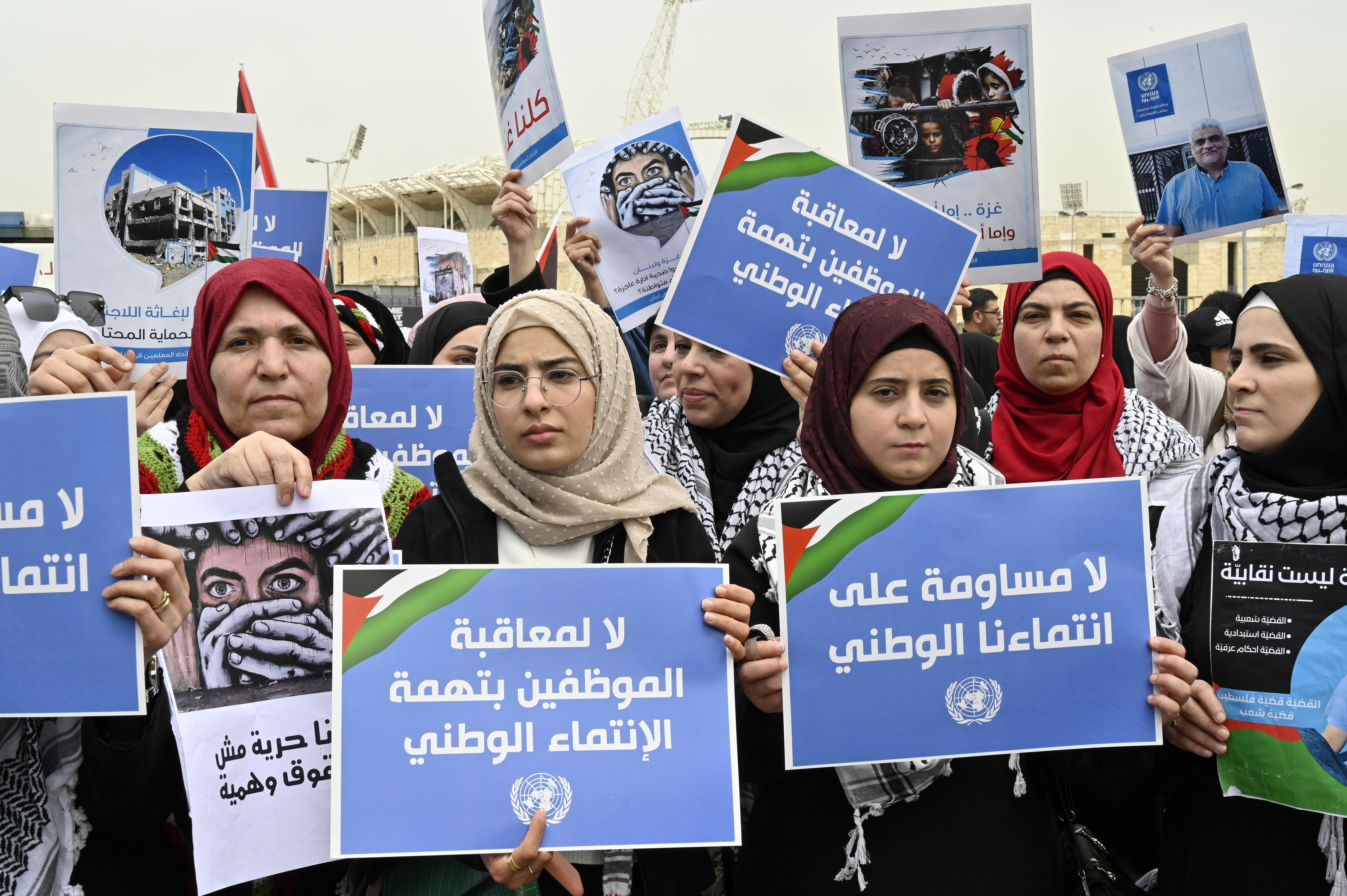 Beirut (Lebanon), 27/03/2024.- Palestinian residents in Lebanon carry placards reading in Arabic 'No to punishing employees on charges of national affiliation' during a protest against the Director of UNRWA Affairs in Lebanon Dorothee Klaus, outside UNRWA offices in Beirut, Lebanon, 27 March 2024. Palestinian groups in Lebanon and teachers union called for the protest under the slogan 'No compromise on our national affiliation' to express rejection to what they claim to be 'UNRWA decisions against employees for their national affiliation'. Several Western countries including the USA, Canada and Australia, the United Kingdom, Germany, Italy, the Netherlands, Switzerland, Finland, and Austria have suspended or reviewed funding to the UN agency for Palestinians following Israel's allegations that some UNRWA staff members had been involved in the 07 October 2023 Hamas attacks. (Protestas, Finlandia, Alemania, Italia, Líbano, Países Bajos; Holanda, Suiza, Reino Unido) EFE/EPA/WAEL HAMZEH
