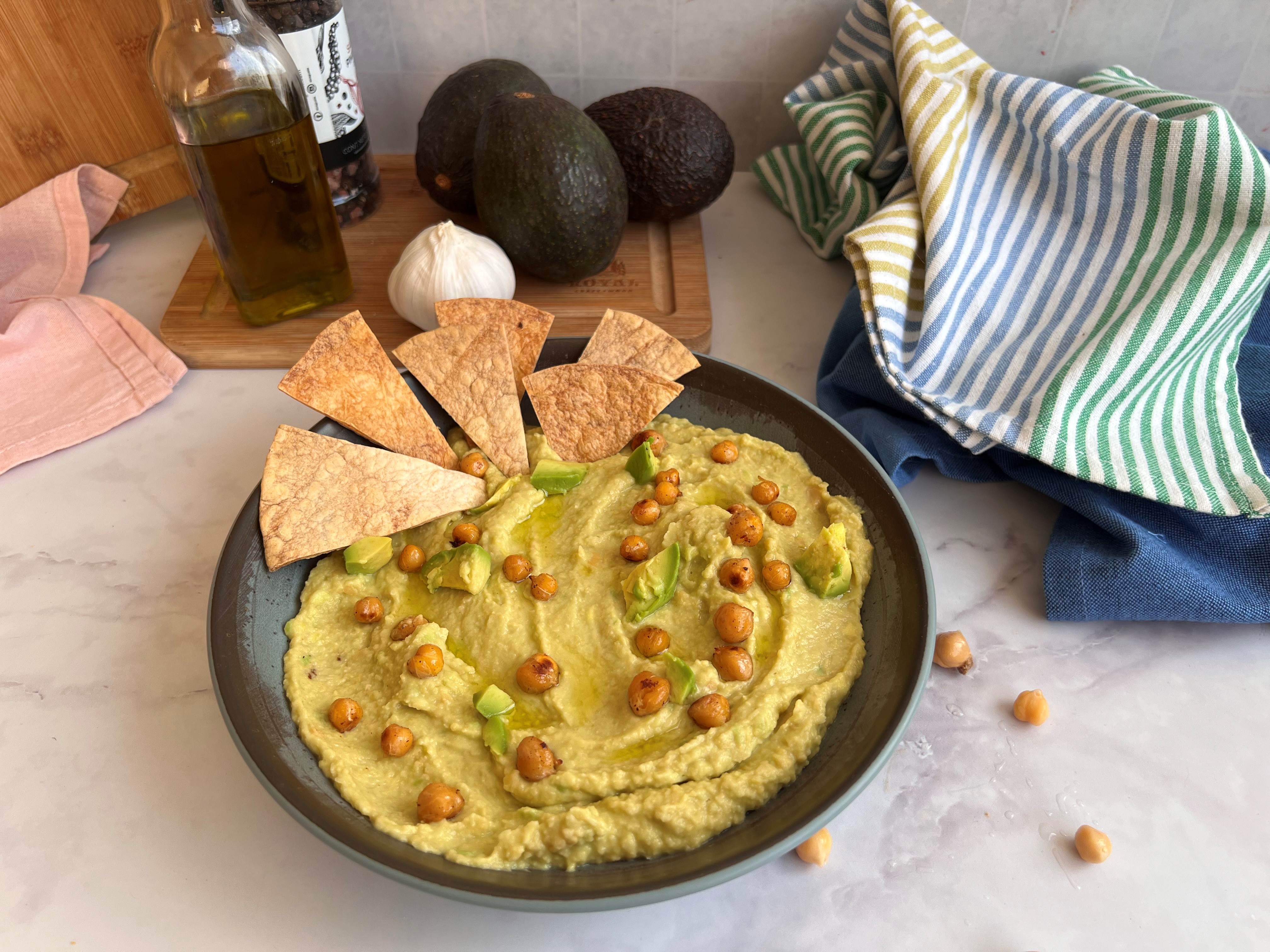 Prepara en 10 minutos este hummus de aguacate