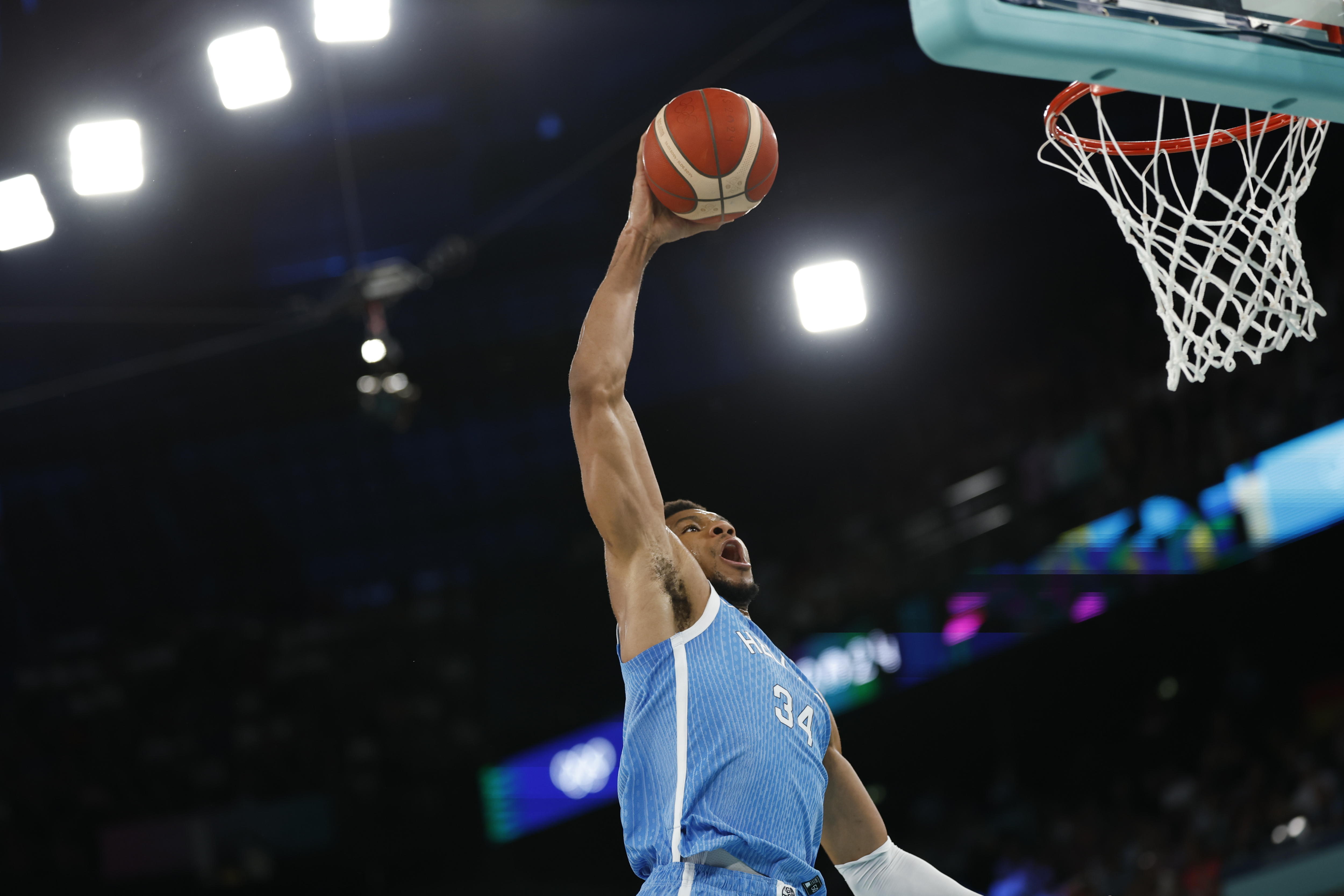 Paris (France), 06/08/2024.- Giannis Antetokounmpo of Greece in action during the Men quarterfinal match between Greece and Germany of the Basketball competitions in the Paris 2024 Olympic Games, at the Bercy Arena in Paris, France, 06 August 2024. (Baloncesto, Francia, Alemania, Grecia) EFE/EPA/CAROLINE BREHMAN