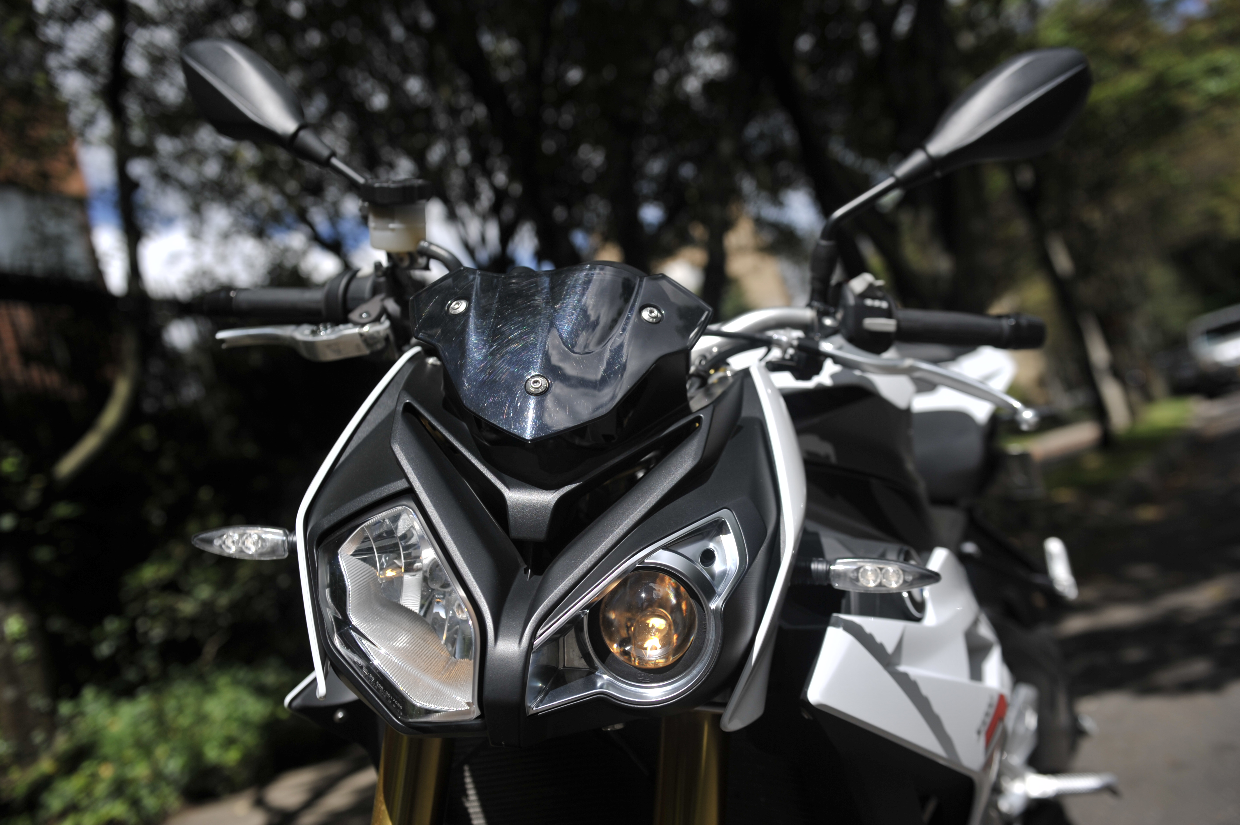 ⁠¿Qué luces exploradoras para moto son legales en Colombia?