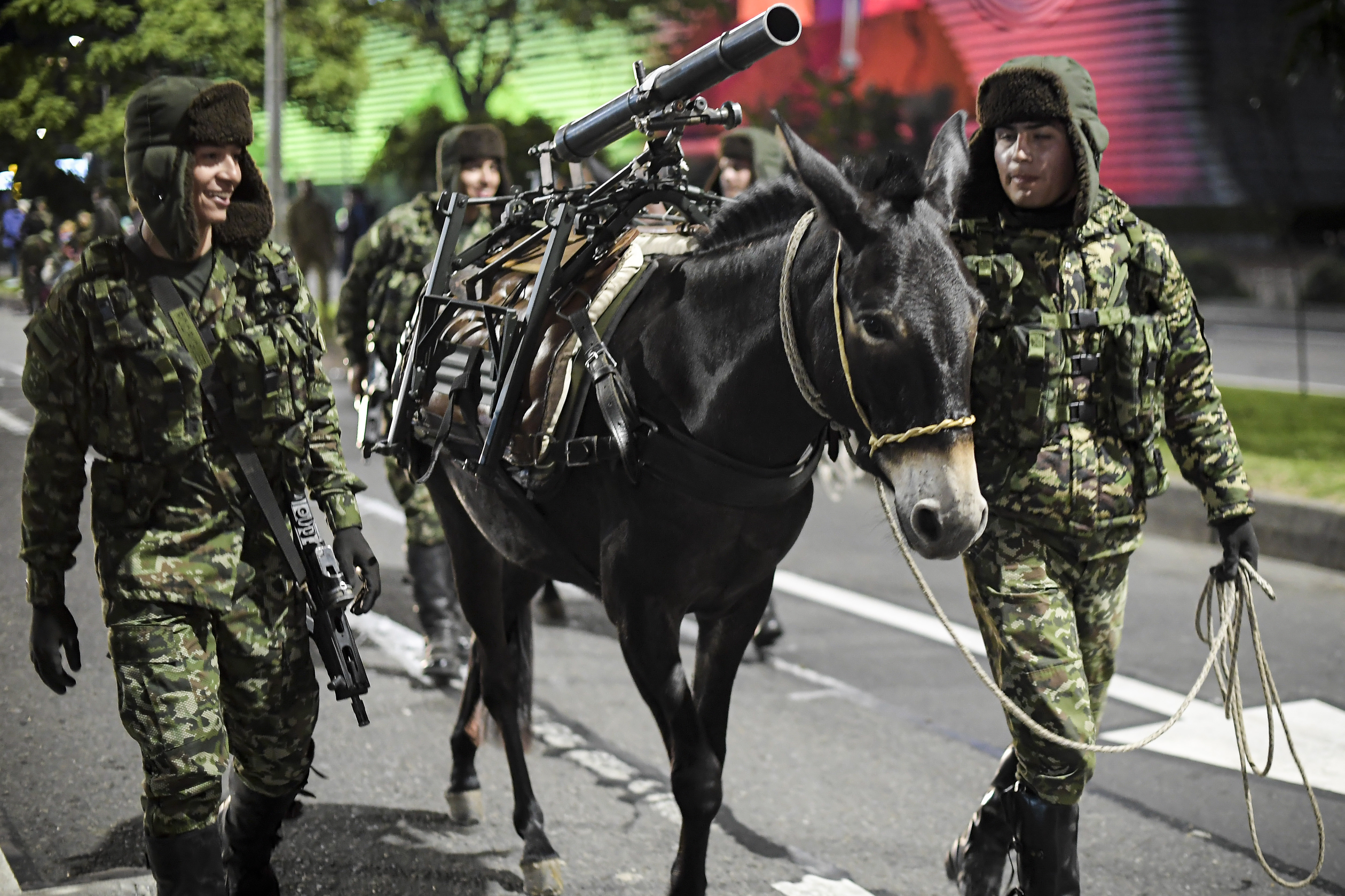 En la noche del jueves y viernes, las Fuerzas Militares y de Policía realizaron los ensayos del tradicional desfile del 20 de julio, con motivo de los 215 años de independencia de Colombia.