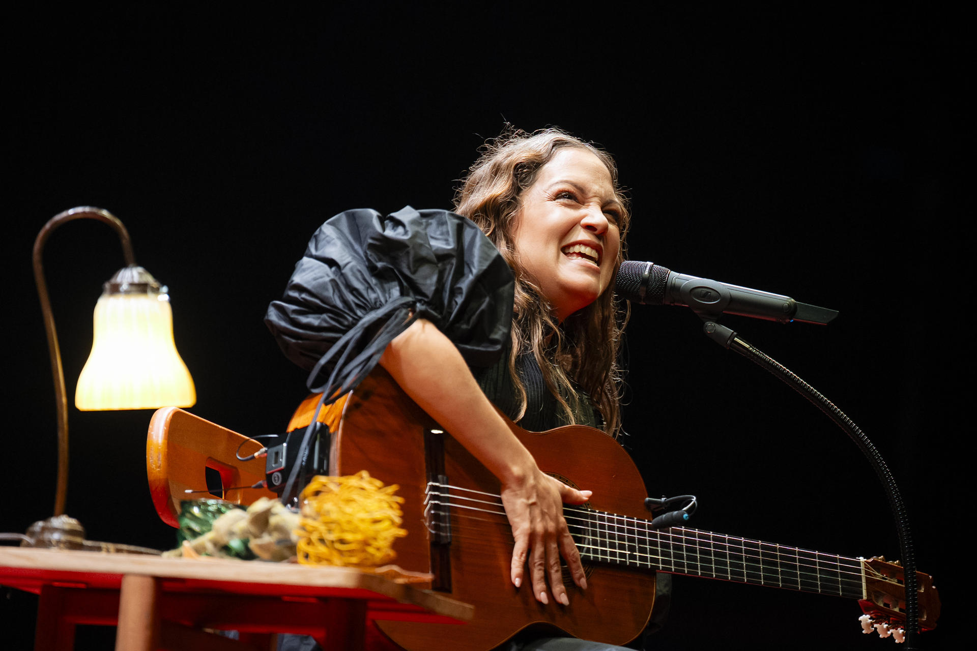 FOTODELDIA PALAFRUGELL (GIRONA), 05/08/2025.- La artista más laureada en los Grammy Latinos, la mexicana Natalia Lafourcade, durante su acatuación anoche en el festival de Cap Roig. EFE/David Borrat