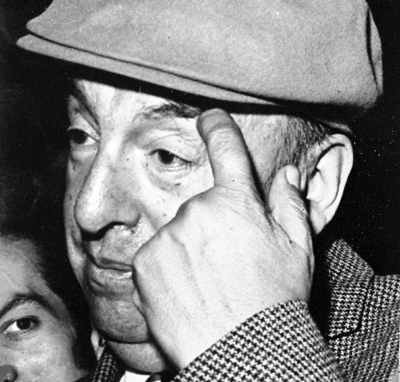 El 14 de septiembre de 1973, Neruda le había dictado a su esposa, Matilde Urrutia, las primeras líneas de “Confieso que he vivido”, que había empezado a escribir más de cincuenta años antes, y que dejaría inconclusa.