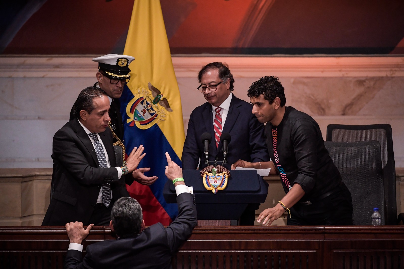 “Estamos en el momento de un acuerdo nacional. Ya tuvimos una experiencia histórica, la Asamblea Constituyente de 1991. Cada uno tiene una idea diferente. ¿Un acuerdo nacional es mantener las cosas como están? ¿Es volver al pasado? ¿Es pensar en una gran nación democrática y próspera? Yo creo que un gran acuerdo nacional versa alrededor de tener una sociedad más justa y más prospera”, afirmó al finalizar su discurso el presidente de la República. “Es un momento de ceder para construir un país más equitativo”.