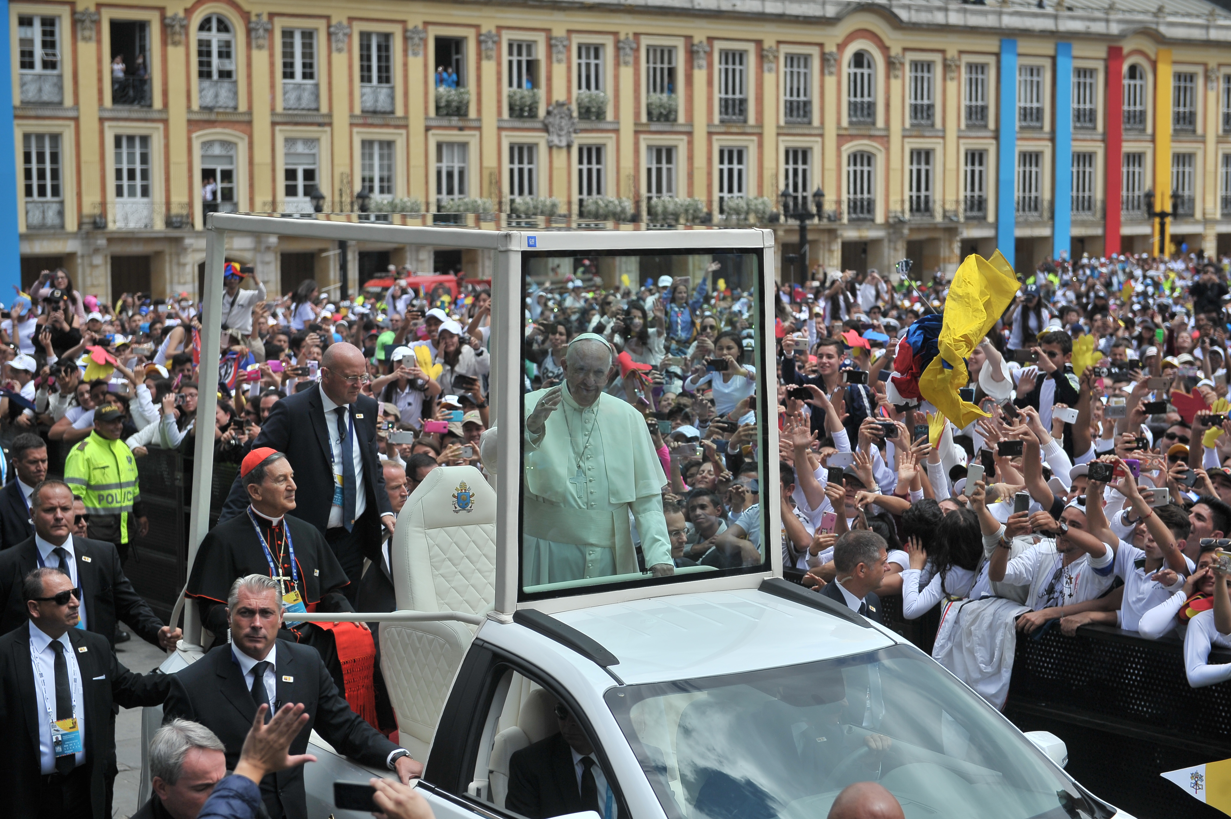 Feligreses asisten a la Plaza de Bolívar, para ver al papa Francisco "Jorge Mario Bergolio", en su segunda día de visita a Colombia.
