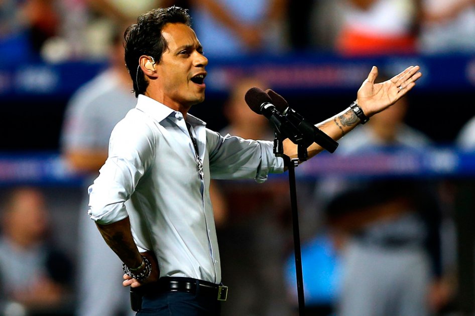 El cantante y actor estadounidense Marc Anthony canta "God Bless America" en un intermedio hoy, martes 16 de julio de 2013, durante el Juego de las Estrellas de la MLB en el Citi Field de Flushing, Nueva York (EE.UU.). 