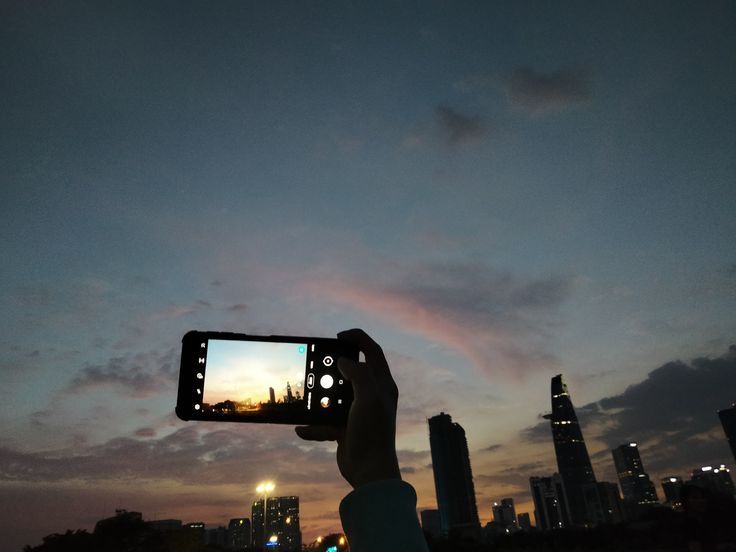 Estos celulares hacen magia en la oscuridad cuando de tomar fotos hablamos. Descubre qué los hace tan especiales y lo importante de una cámara nocturna.
