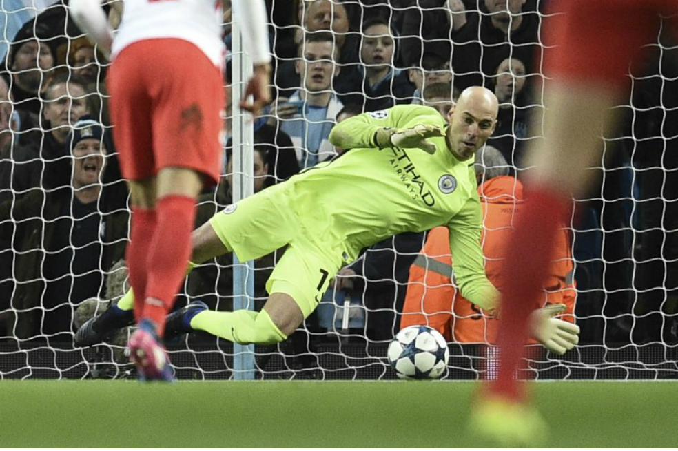 Momento del penal que le ataja Wilfredo Caballero a Radamel Falcao García. / AFP