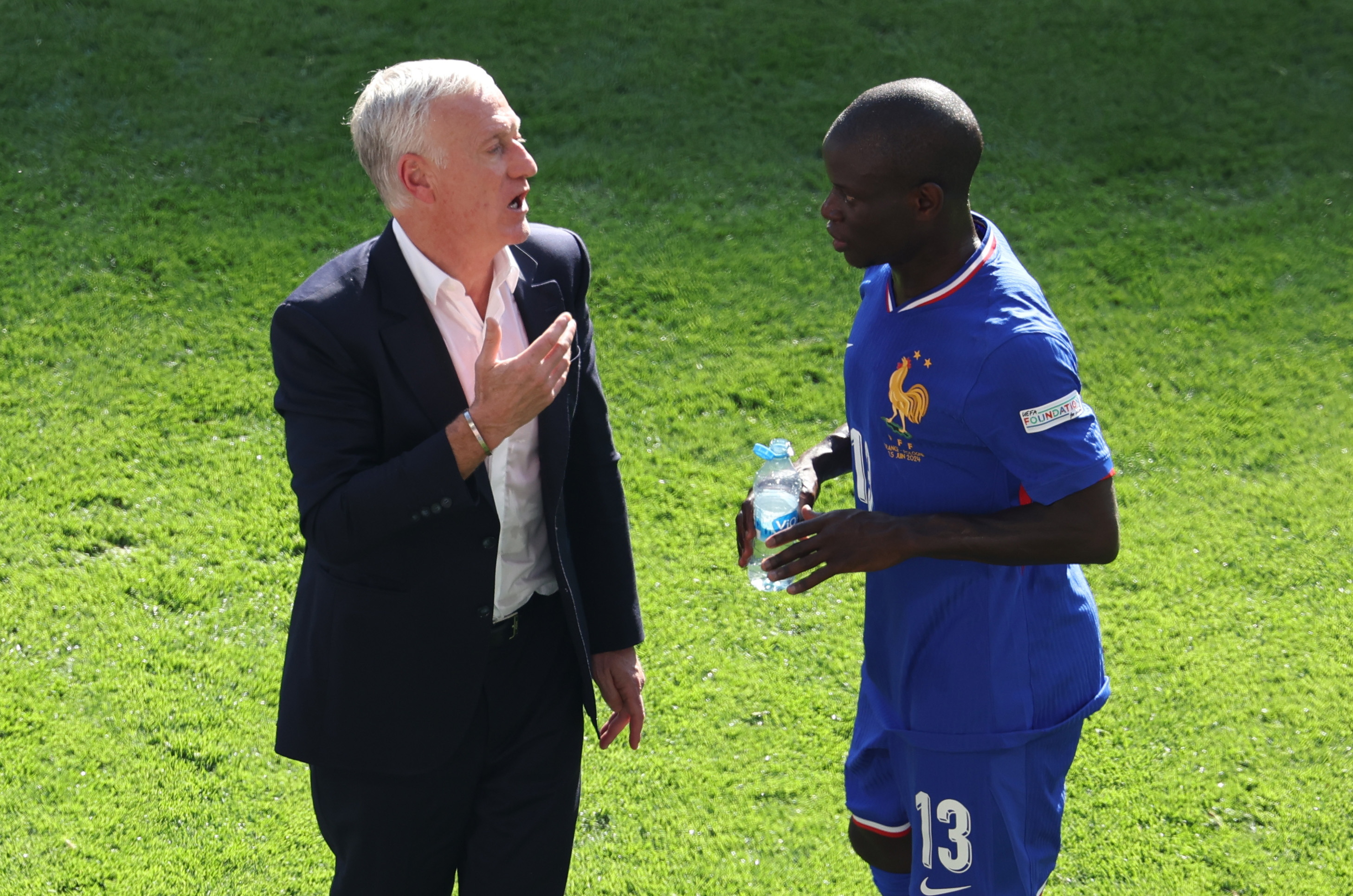 Dortmund (Germany), 25/06/2024.- France head coach Didier Deschamps and N'Golo Kante (R) talk during a cooling break during the UEFA EURO 2024 group D soccer match between France and Poland, in Dortmund, Germany, 25 June 2024. (Francia, Alemania, Polonia) EFE/EPA/GEORGI LICOVSKI