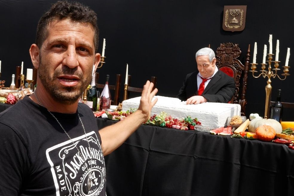 Itay Zalait es el autor de la polémica obra que apareció en el centro de Tel Aviv y que muestra al primer ministro, Benjamin Netanyahu, como el protagonista de "La última cena".