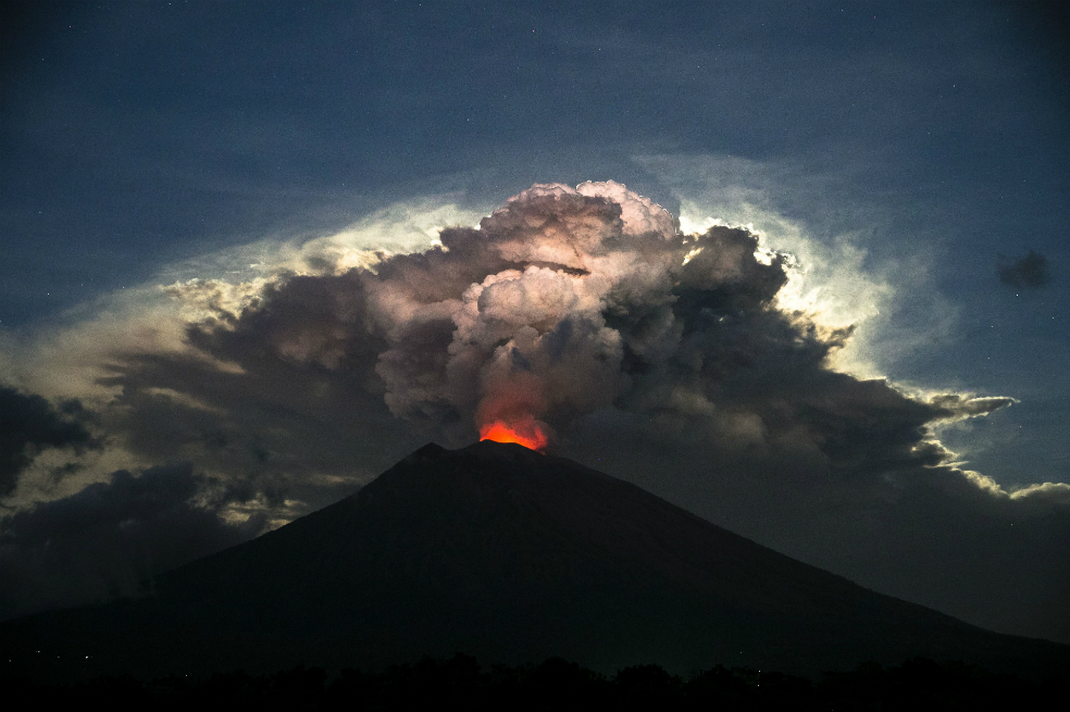 Indonesia cierra tres aeropuertos por la erupción del volcán Agung, en Bali