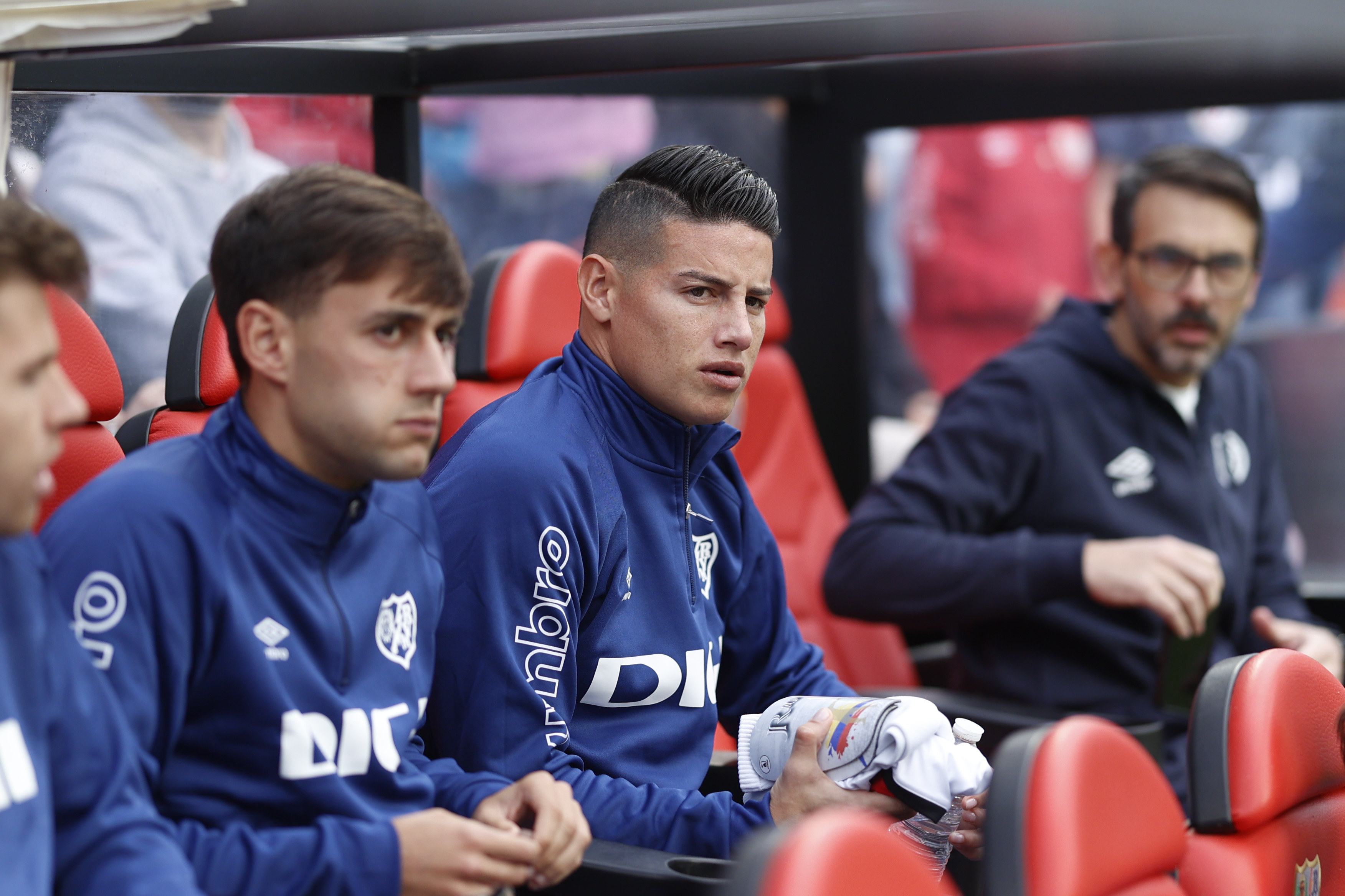 MADRID, 26/10/2024.- El centrocampista colombiano del Rayo Vallecano James Rodríguez (c) en el banquillo este sábado, en el partido de la jornada 11de LaLiga EA Sports, entre el Rayo Vallecano y el Alavés, en el Estadio de Vallecas, en Madrid. EFE/ Rodrigo Jiménez