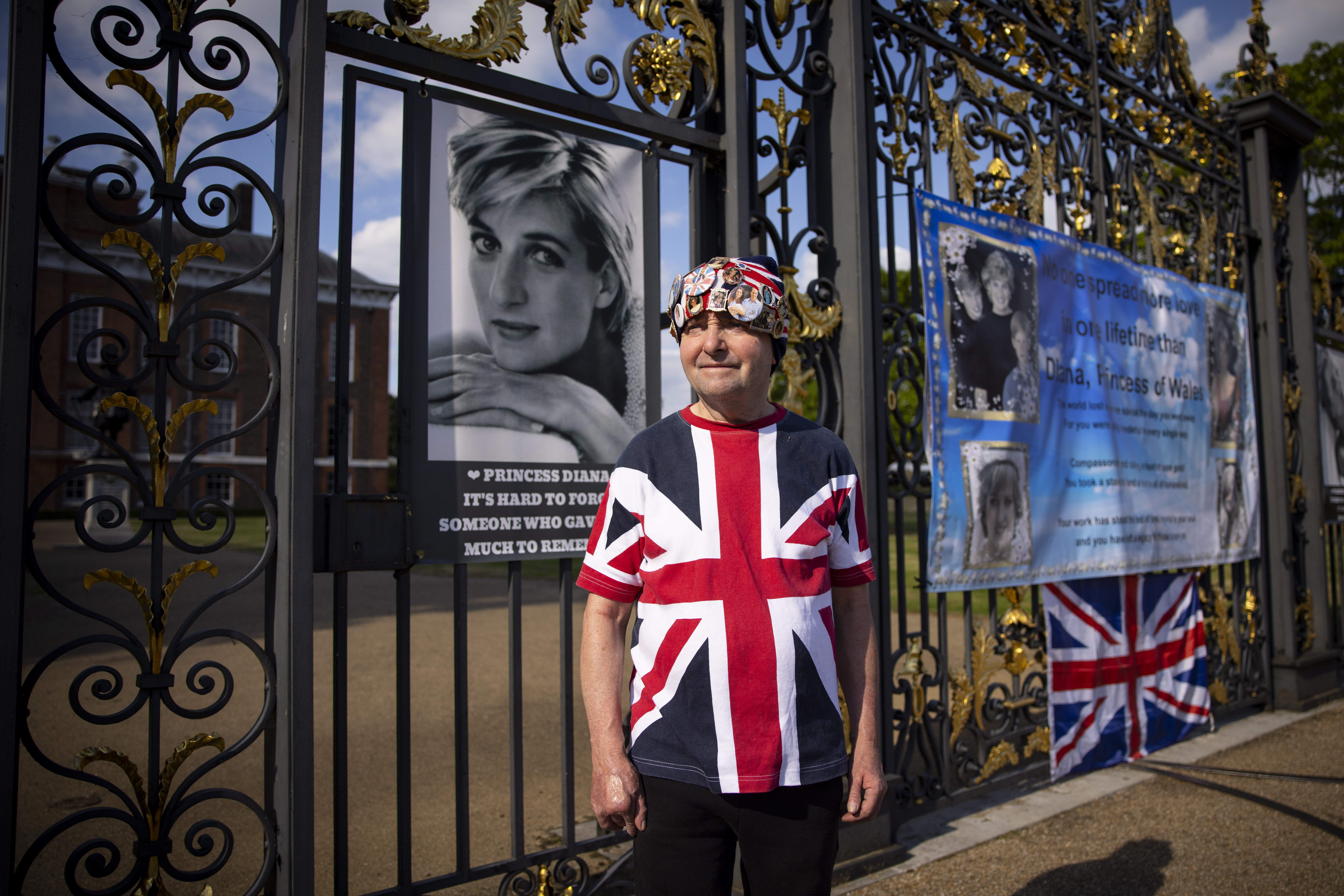 -FOTODELDÍA- LONDRES, 29/08/2022.- Un superfan de la princesa Diana, John Loughrey, posa con los carteles que colgó en las puertas del Palacio de Kensington, residencia de la británica Diana, princesa de Gales, durante su matrimonio y después del divorcio, en Hyde Park en Londres, Gran Bretaña, el 26 de agosto de 2022 (publicado el 29 de agosto de 2022). El 25º aniversario de la muerte de Diana, Princesa de Gales, se celebrará el 31 de agosto de 2022. La princesa Diana fue proclamada muerta en el hospital Pitie-Salpetriere en la madrugada del 31 de agosto de 1997, tras un fatal accidente de coche en el túnel de Pont de l'Alma. El conductor del coche que transportaba a la popular Lady Di y a su pareja Dodi al-Fayed desde el hotel Ritz perdió el control en el túnel y se estrelló mientras era perseguido por fotógrafos en motocicleta. EFE/ Tolga Akmen