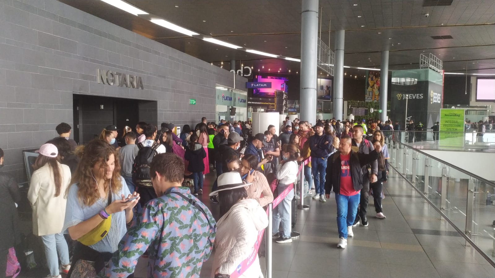 Caos en el aeropuerto El Dorado por cancelación de vuelos de Viva Air