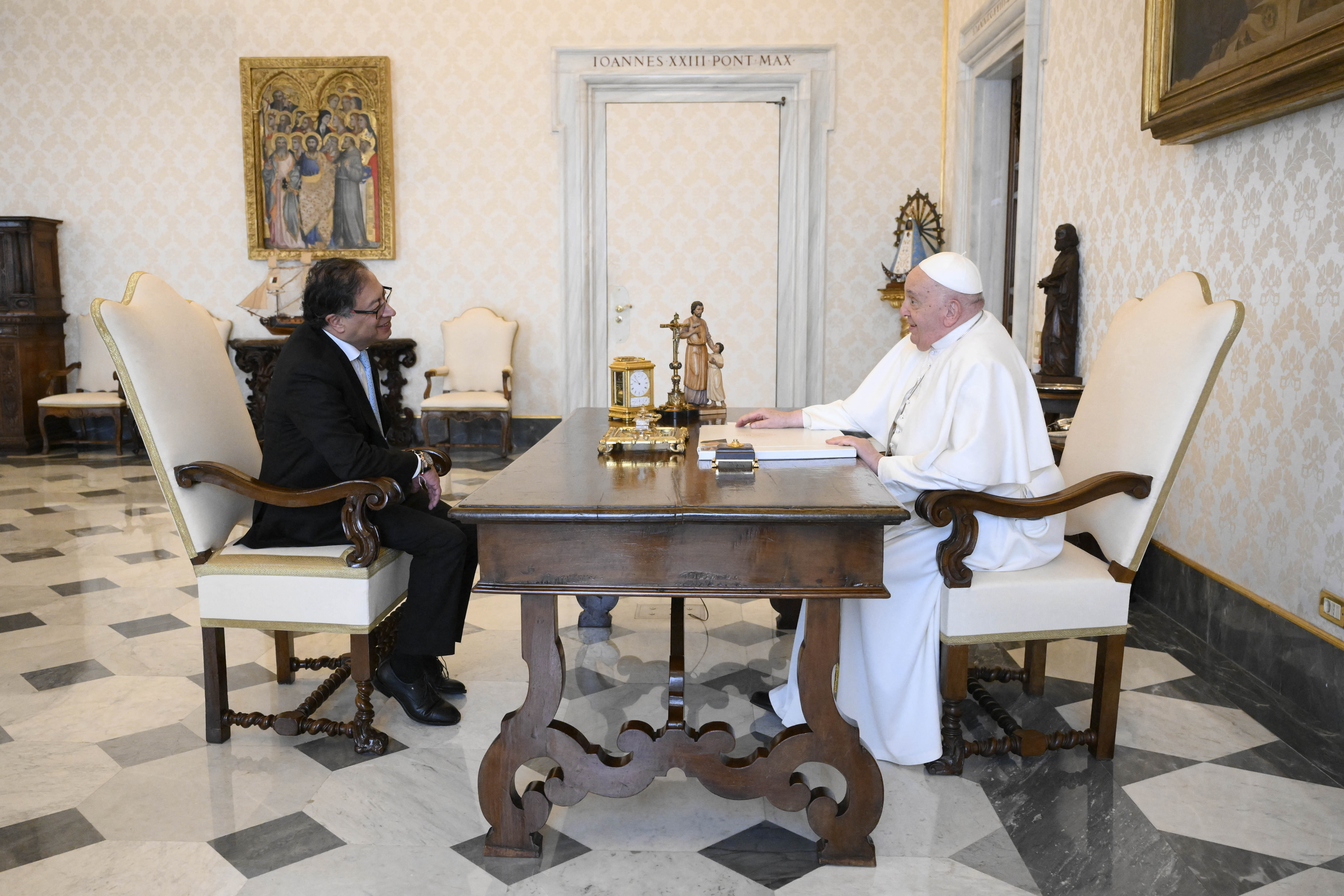 Petro sí viajará al Vaticano para los actos en homenaje al papa Francisco