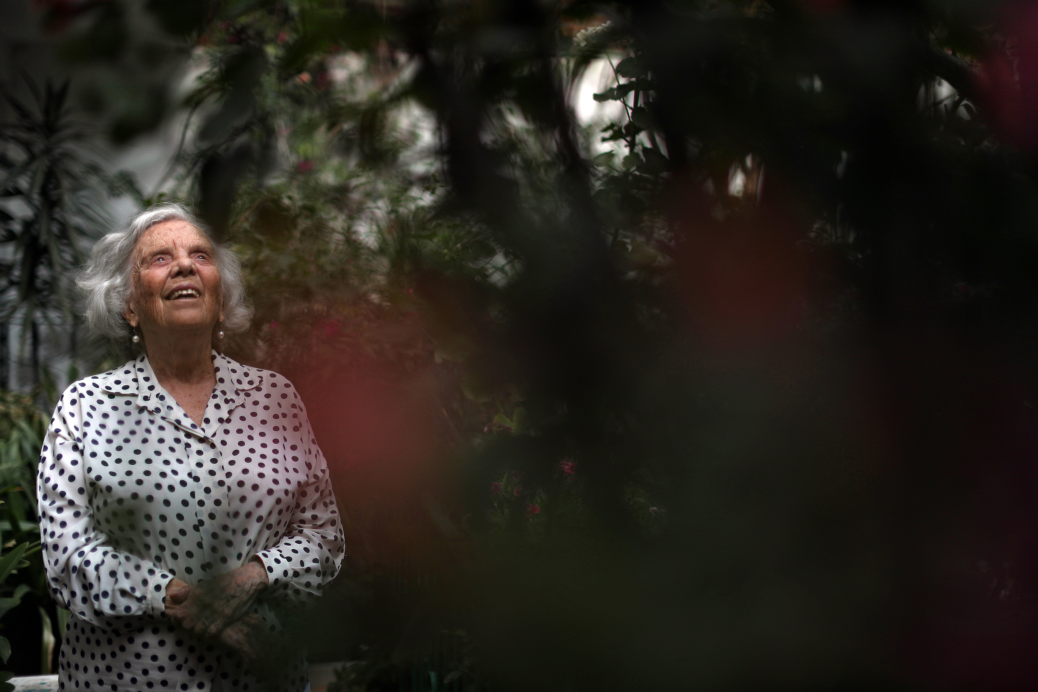 MEX4155. CIUDAD DE MÉXICO (MÉXICO), 18/05/2022 .- La periodista y escritora mexicana Elena Poniatowska posa durante una entrevista con Efe, el 16 de mayo de 2022, en Ciudad de México. A sus 90 años, que cumple este jueves, la Premio Cervantes Elena Poniatowska sospecha contar con algo de talento para escribir, aunque cree que la curiosidad y la capacidad de trabajo han sido la semilla de sus más de 40 libros. EFE/ Sáshenka Gutiérrez