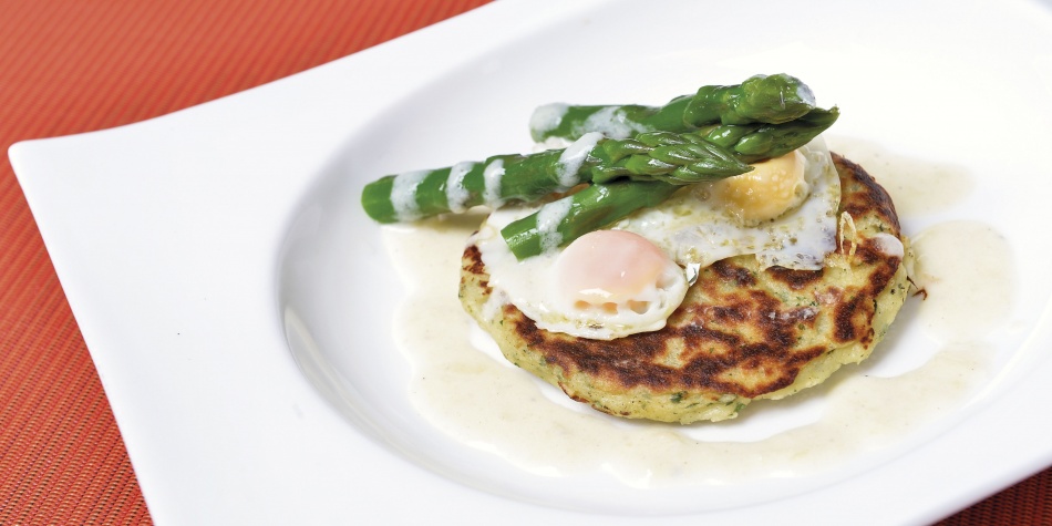 Huevos de codorniz sobre torticas de papa con hierbas y salsa de queso