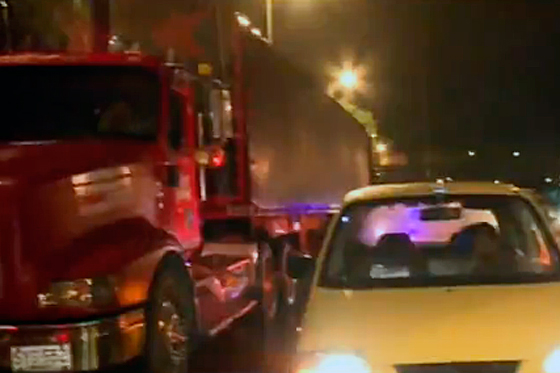 Al estilo ‘Rápidos y Furiosos’, taxistas persiguen tractomula