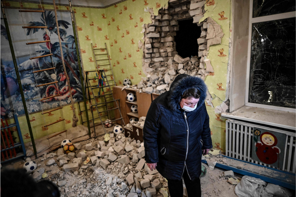 Un jardín infantil en el asentamiento de Stanytsia Luhanska fue bombardeado el 17 de febrero de 2022. Horas antes, Estados Unidos advirtió sobre una provocación de Moscú para justificar la intervención militar en Ucrania, después de informes "perturbadores" de acusaciones mutuas de bombardeo entre el ejército ucraniano y los separatistas prorrusos.