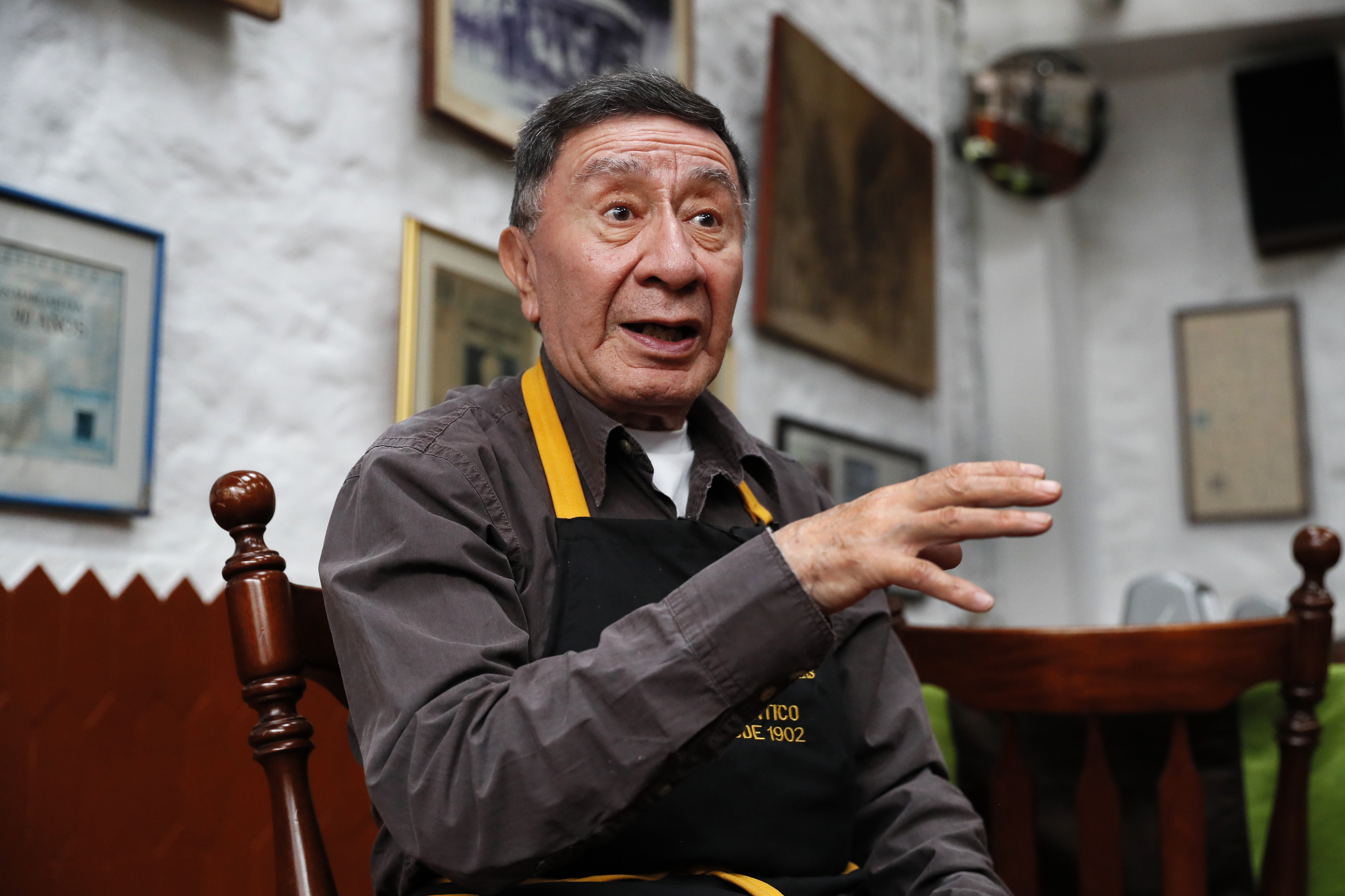 AME9049. BOGOTÁ (COLOMBIA), 23/11/2023.- Fotografía del 19 de noviembre de 2023 que muestra al propietario del restaurante Las Margaritas, Julio Ríos Romero, mientras habla durante una entrevista con EFE en Bogotá (Colombia). Con 121 años de historia, "Las Margaritas", uno de los restaurantes más antiguos de Colombia, busca un comprador que continúe el legado familiar y la receta tradicional que ha llevado a este pequeño establecimiento a servir las mejores empanadas de Bogotá. EFE/ Carlos Ortega