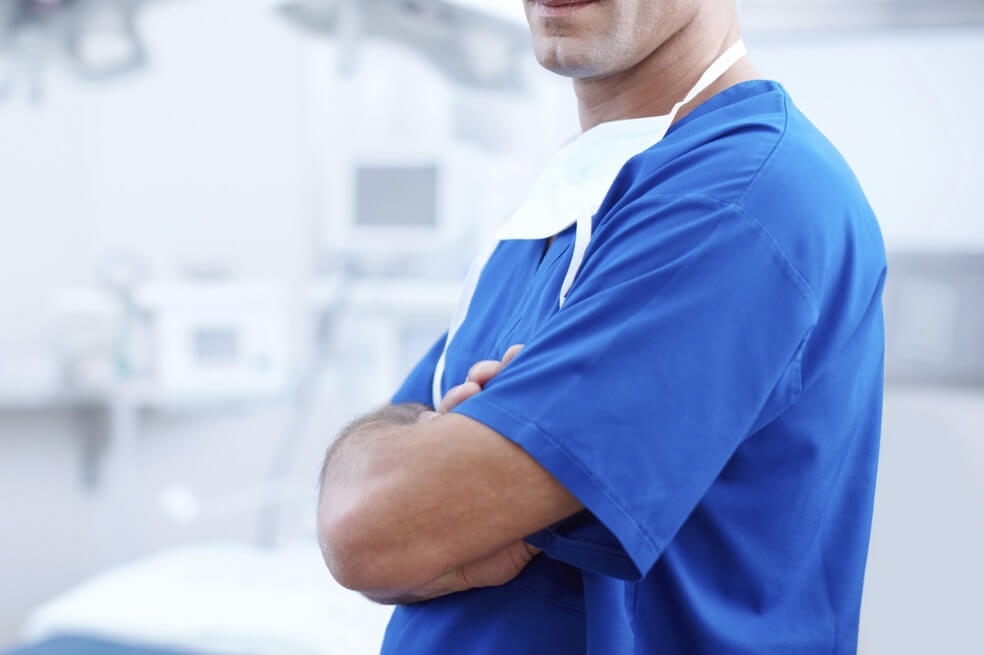 Denuncian a trabajador de un centro médico que habría expuesto contagio por COVID-19