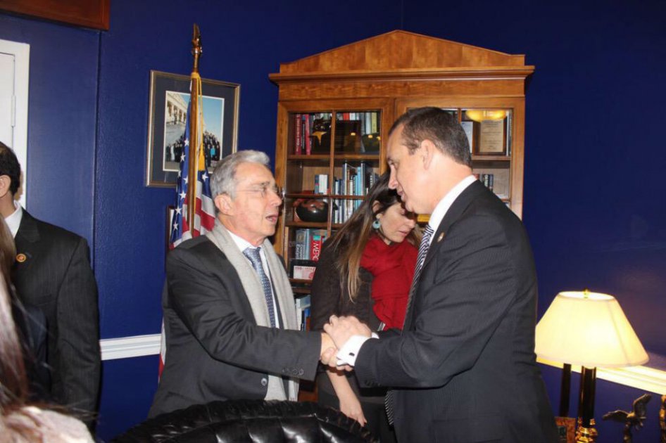 El senador Álvaro Uribe Vélez en su reunión con el representante republicano Mario Diaz Balart. / Archivo particular