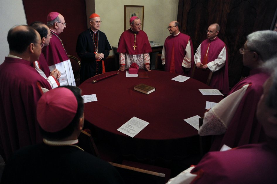 Cardenales se reúnen el lunes para preparar un cónclave sin candidato fuerte