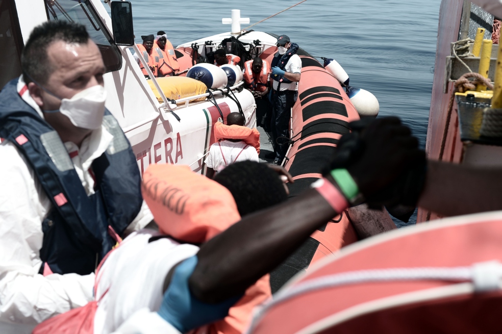 Tensión entre Italia y Francia por los más de 600 migrantes del barco Aquarius