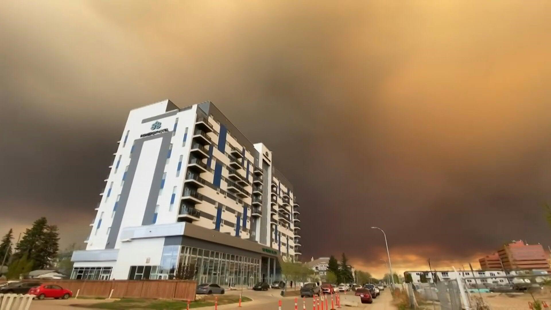 Fort McMurray, Canadá, es evacuada por el acercamiento de incendio forestal