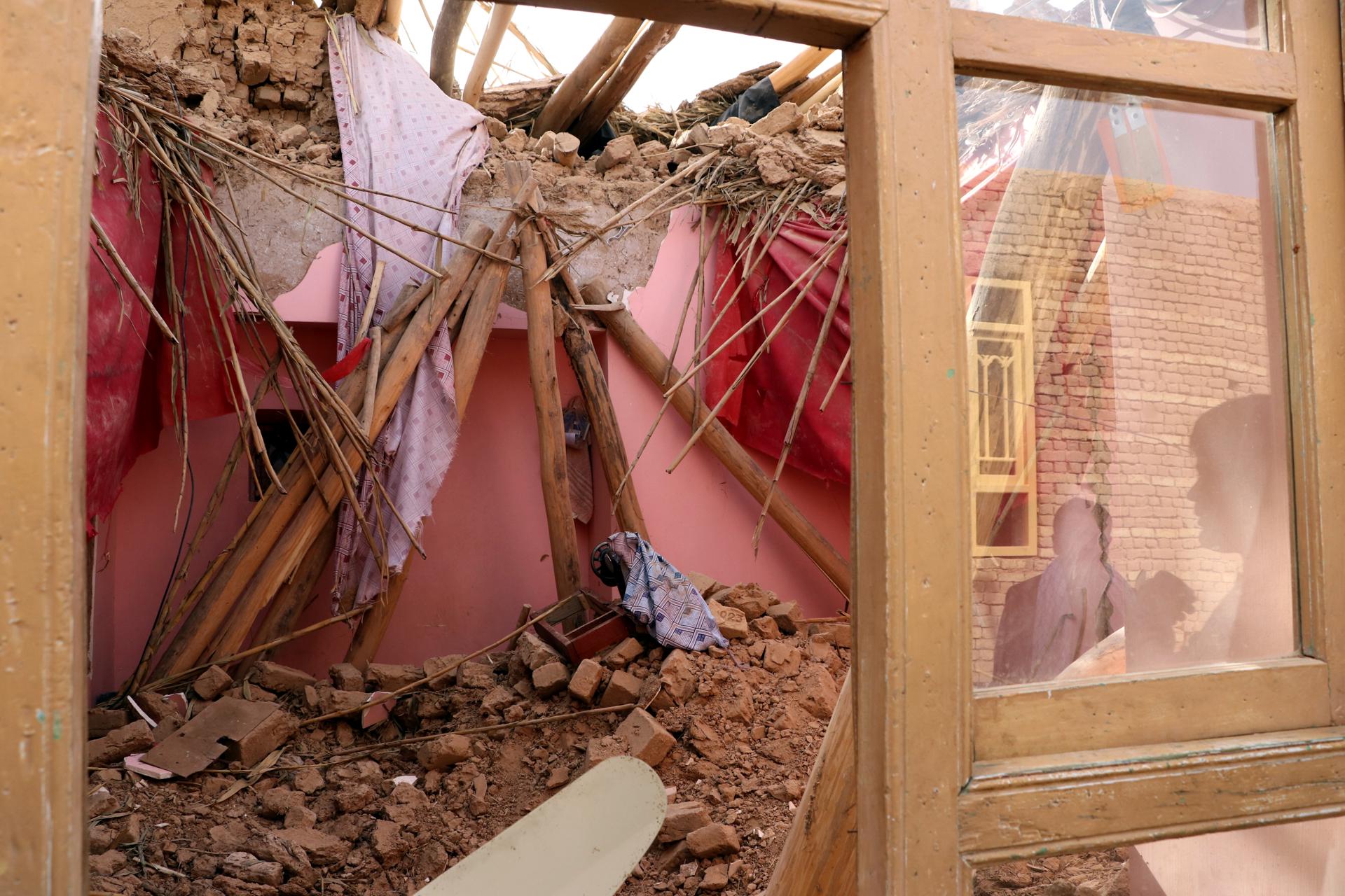 MAZAR-E-SHARIF (Afghanistan), 03/11/2025.- A partially collapsed building following an earthquake, in Mazar-e-Sharif, Afghanistan, 03 November 2025. A powerful 6.3-magnitude earthquake struck near Mazar-e-Sharif, a major city in northern Afghanistan, early on 03 November, killing at least twenty people and injuring hundreds, according to the country's disaster management authority. The quake, which hit at a depth of 28 kilometers, damaging homes and the historic Blue Mosque, was also felt in neighboring countries, including Tajikistan, Uzbekistan, and Turkmenistan. Officials fear the death toll could rise, as the nation, which is already struggling with limited disaster response capacity due to reduced international aid since the Taliban's 2021 takeover, faces significant challenges in the recovery effort. (Terremoto/sismo, Afganistán, Tadjikistan) EFE/EPA/NAJIB FARYAD
