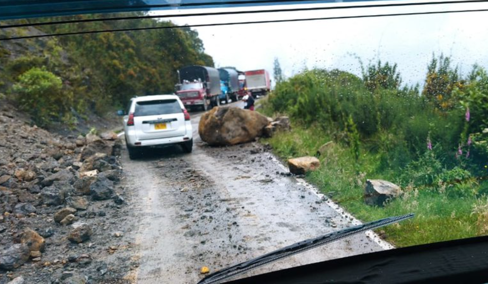 Reportan caída de grandes piedras sobre la vía Bogotá-Choachí