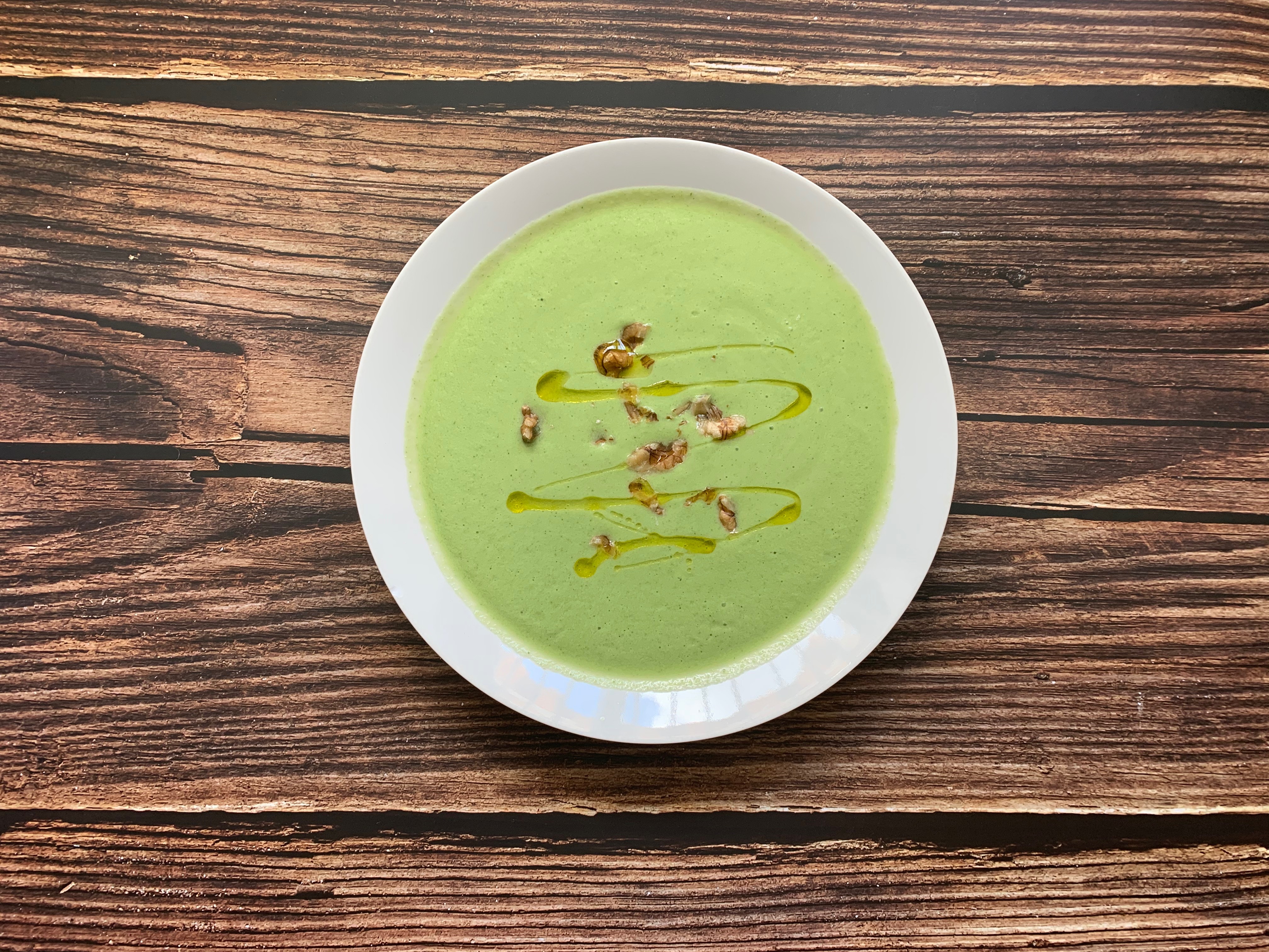 Prepara esta deliciosa sopa fría de pepino con aguacate para bajar de peso