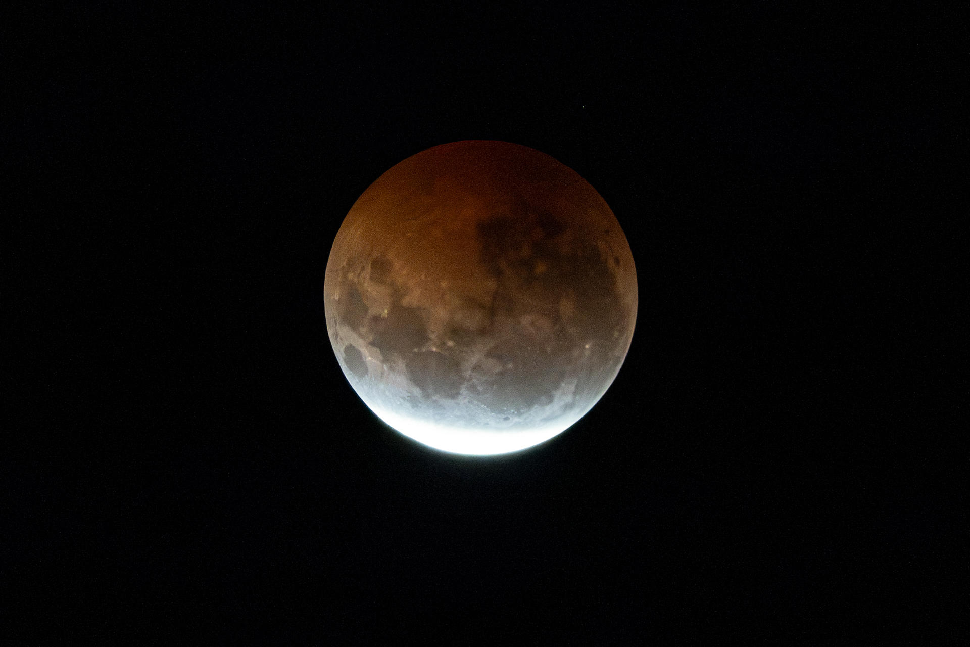 La Luna no quedó completamente cubierta, sino que se vio oscurecida de forma dramática, con una tonalidad cobriza o rojiza, como oxidada, según ha explicado la NASA.