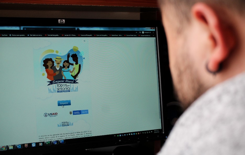 un joven observa la plataforma en el computador.