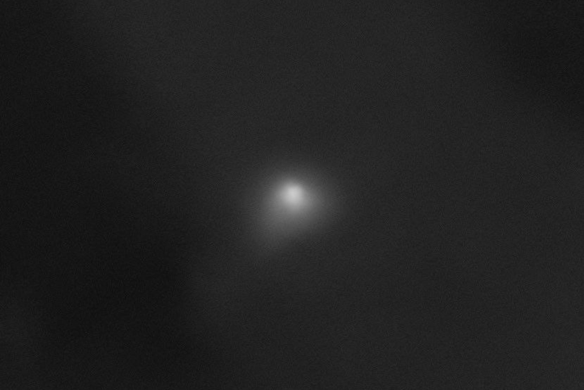 USA6516. MIAMI (FL, EEUU), 19/11/2025.- Fotografía cedida por la NASA de una imagen tomada con la HiRISE (Experimento Científico de Imágenes de Alta Resolución) instalada a bordo del orbitador de reconocimiento de Marte, donde se muestra el cometa interestelar 3I/ATLAS el 2 de octubre de 2025 cuando se encontraba a aproximadamente 0,2 unidades astronómicas (19 millones de millas o 30 millones de kilómetros) de la nave espacial. La NASA publicó este miércoles las primeras imágenes del cometa 3I/ATLAS, el tercer cuerpo interestelar del que se tiene constancia que haya atravesado nuestro sistema solar, y cuyo estudio permitirá aumentar los conocimientos de los científicos sobre la composición de otros sistemas. EFE/NASA/JPL-Caltech/University of Arizona /SOLO USO EDITORIAL /NO VENTAS /SOLO DISPONIBLE PARA ILUSTRAR LA NOTICIA QUE ACOMPAÑA /CRÉDITO OBLIGATORIO