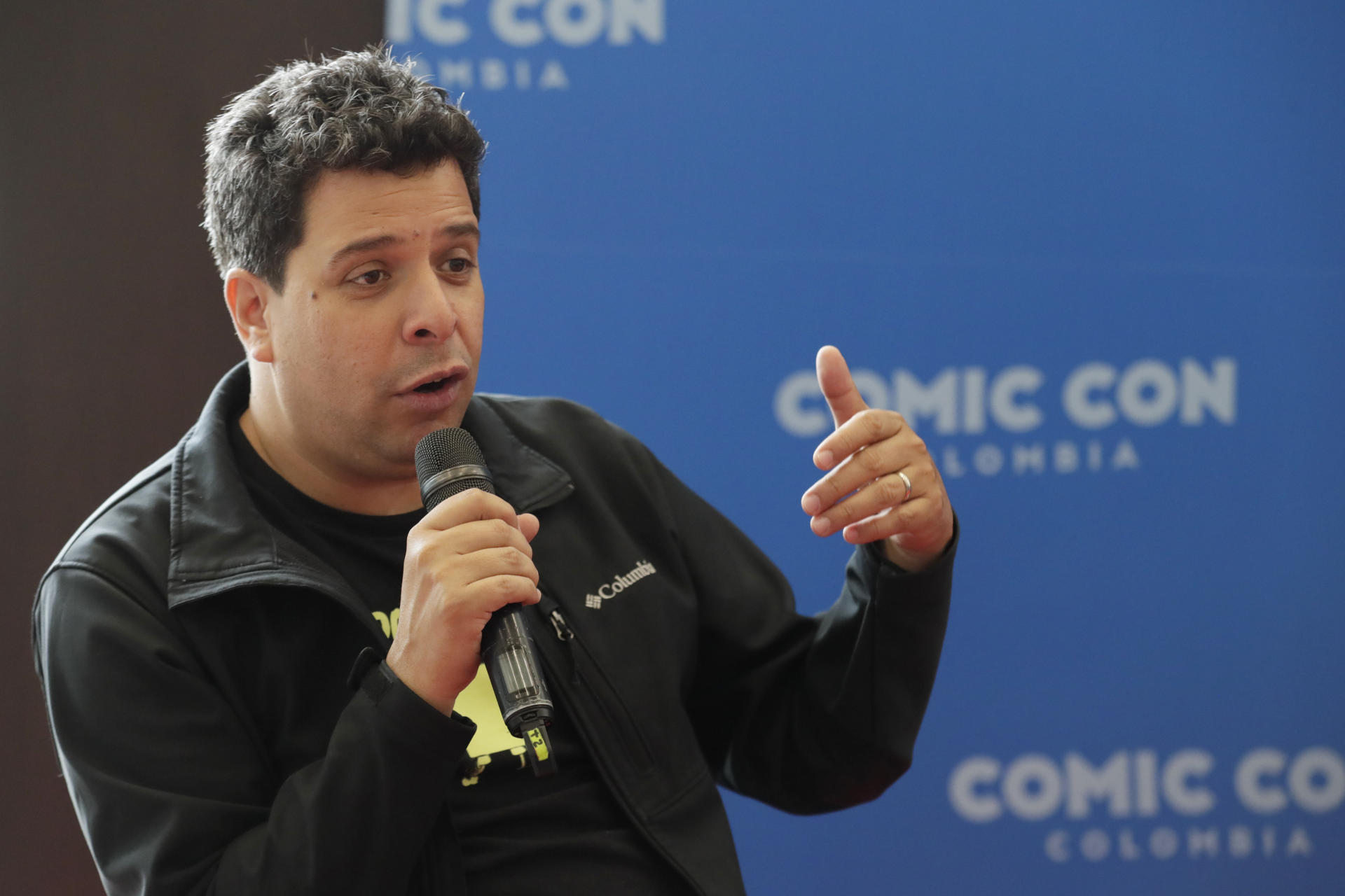 AME9183. BOGOTÁ (COLOMBIA), 27/06/2025.- El actor de doblaje venezolano que interpreta a Bob Esponja en Latinoamérica, Luis Carreño (i), habla durante una rueda de prensa en el primer día de 'Comic Con Colombia' este viernes, en Bogotá (Colombia). EFE/ Carlos Ortega
