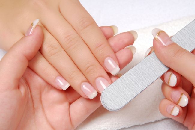 ¿Por qué salen las manchas blancas en las uñas?