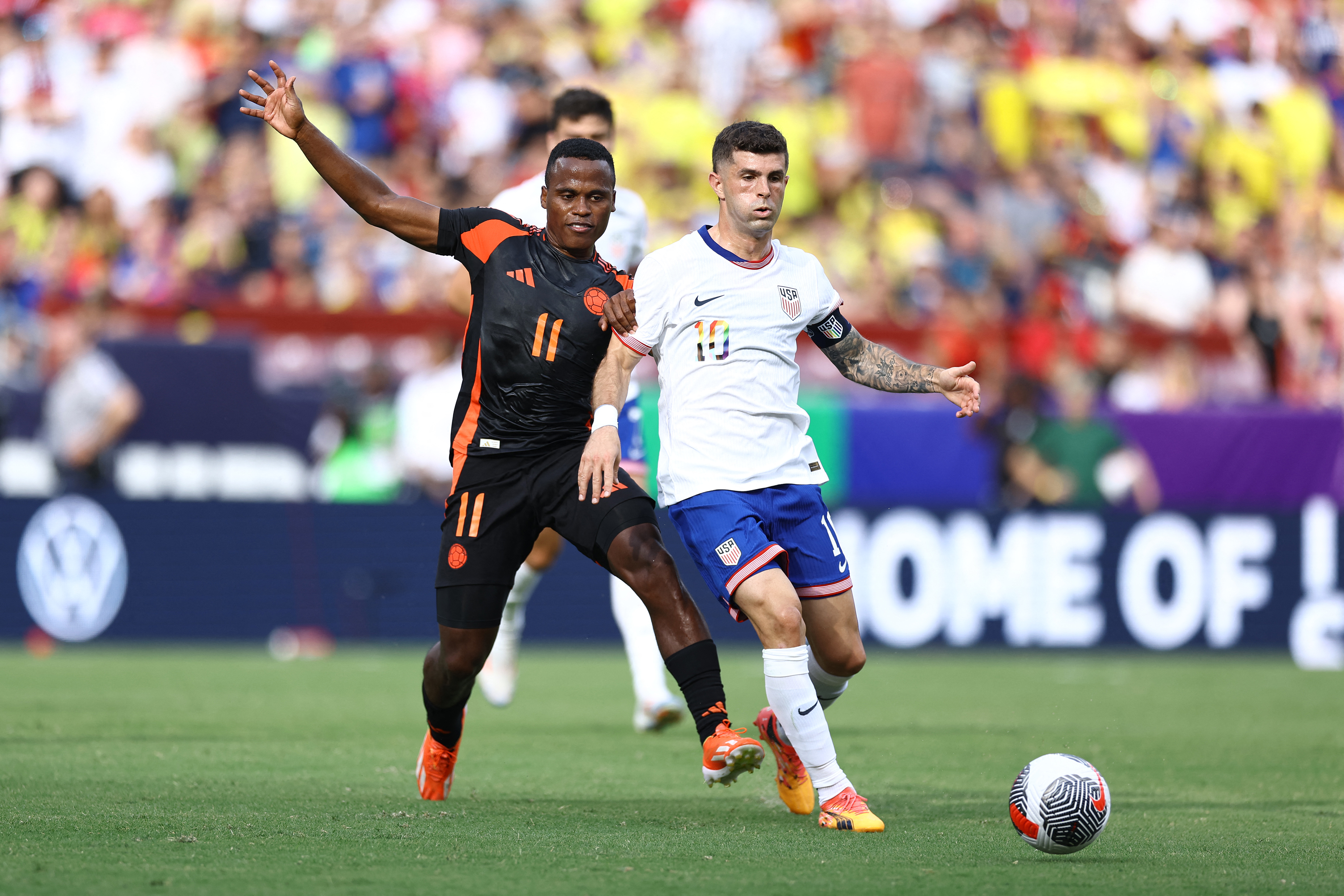 Jhon Arias disputa una pelota en el partido de Colombia contra Estados Unidos.