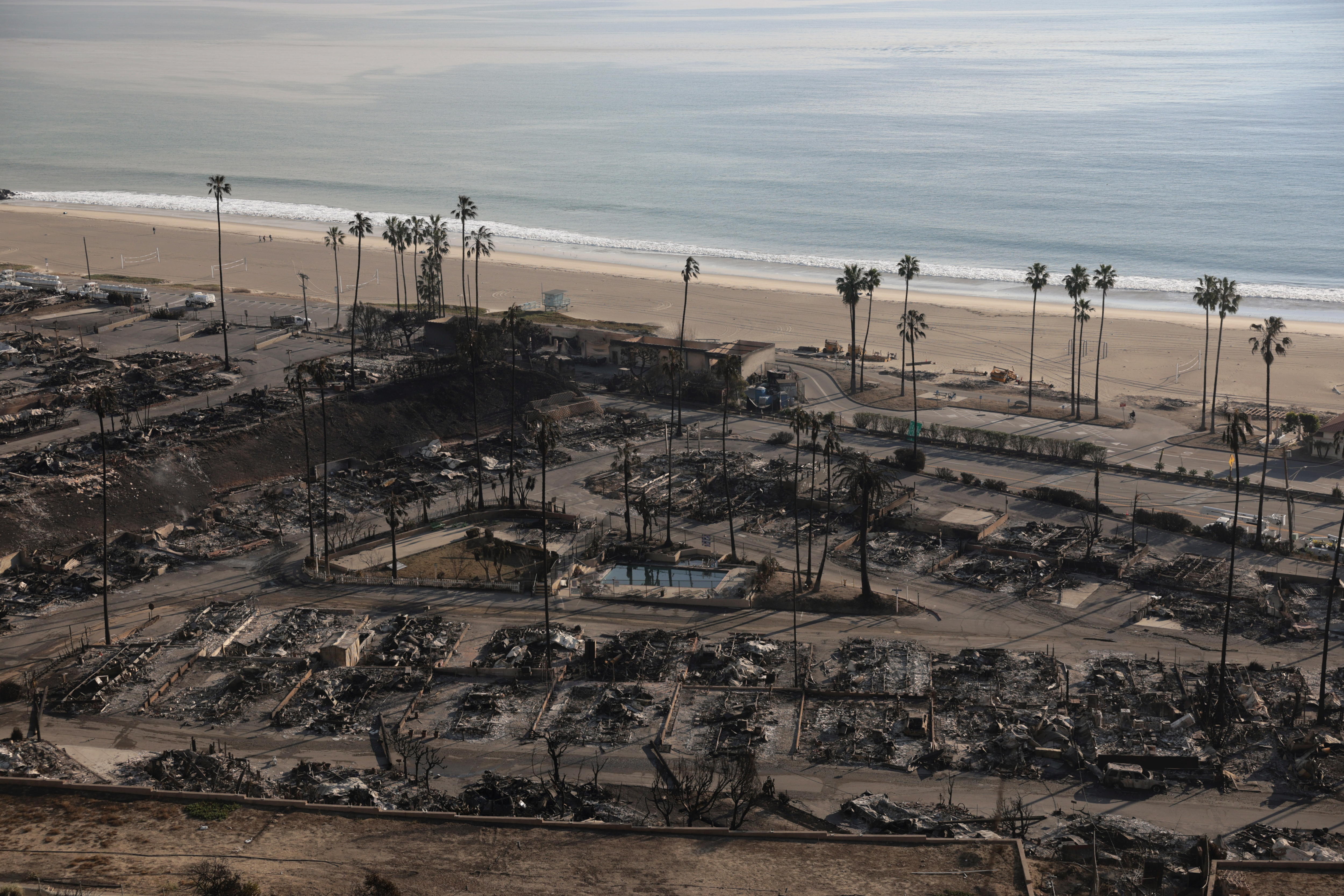 Los Angeles (United States), 10/01/2025.- A view of the remains of homes destroyed by the Palisades wildfire in the Pacific Palisades neighborhood of Los Angeles, California, USA, 10 January 2025. Multiple wildfires continue to burn across thousands of acres in Southern California, destroying thousands of homes and forcing people to evacuate areas throughout the Los Angeles area. According to the California Governor'Äôs office, more than 7,500 firefighting and emergency personnel are involved in response efforts. (incendio forestal) EFE/EPA/ALLISON DINNER