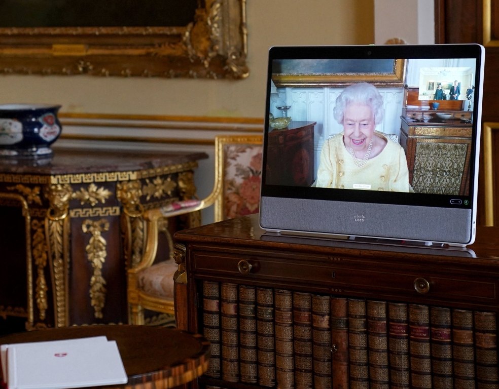 ¿Qué tiene la Reina Isabel II? Dos semanas más de reposo, sin ginebra ni vino