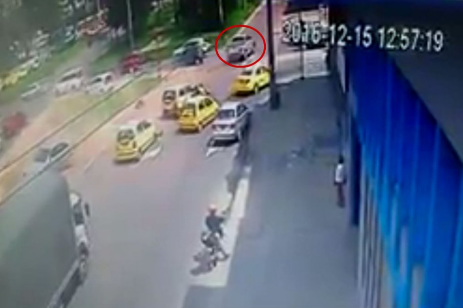 Cámaras de seguridad registraron el accionar del conductor al tratar de evadir el cerco de las autoridades. 