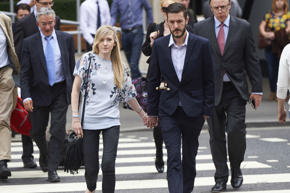 Padres del bebé británico con una enfermedad terminal abandonan la batalla legal