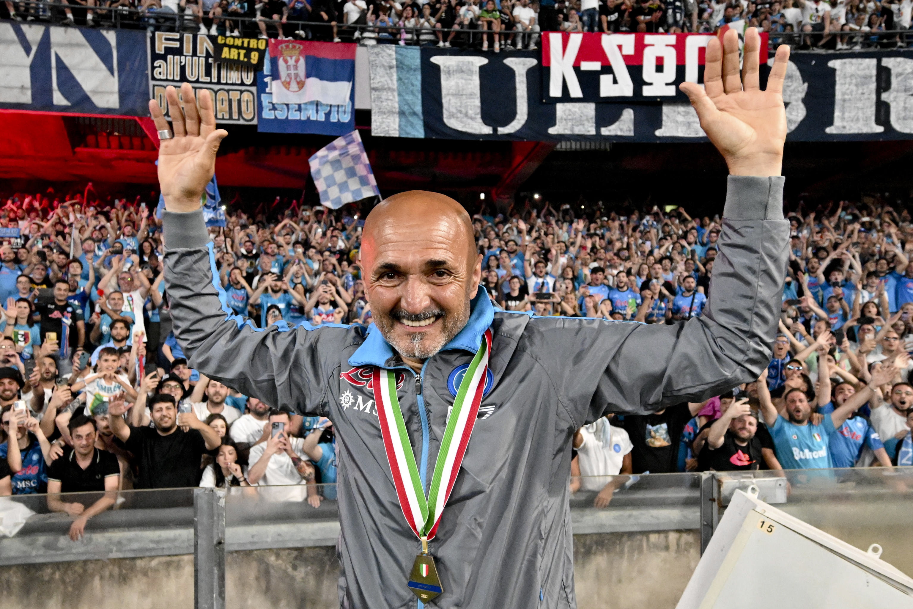 Napoli (Italy), 04/06/2023.- SSC Napoli'Äôs head coach Luciano Spaletti celebrates the Scudetto, the trophy of Italian Serie A Championship, during the ceremony after the Italian Serie A soccer match SSC Napoli vs UC Sampdoria in Naples, Italy, 04 June 2023. (Italia, Nápoles) EFE/EPA/CIRO FUSCO / POOL *** Local Caption ***