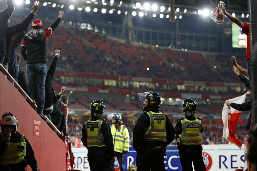 Partido Arsenal vs. Colonia, retrasado por motivos de seguridad