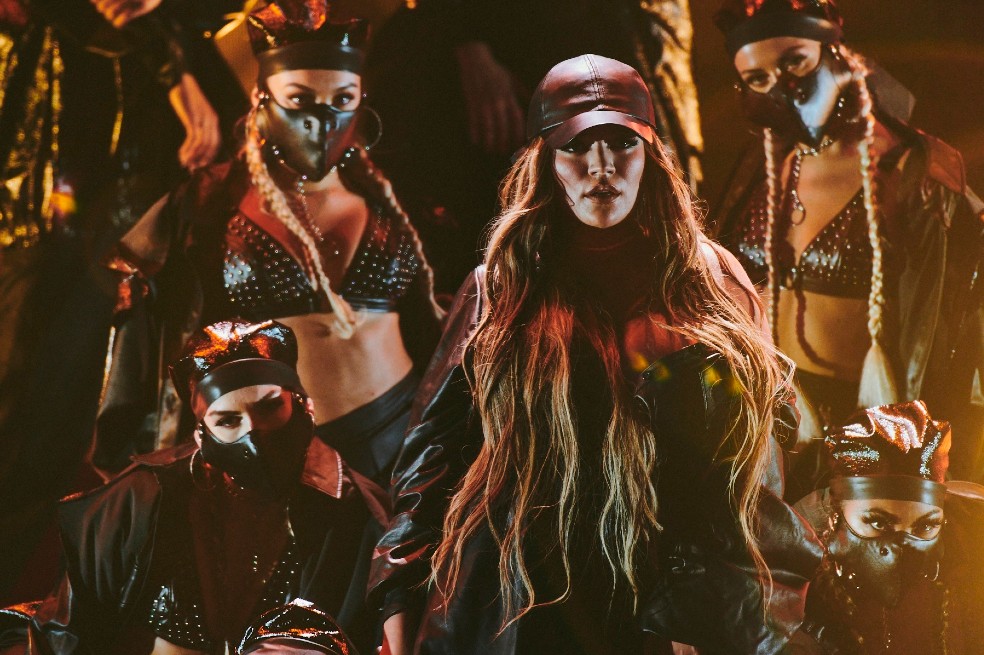 La colombiana Karol G, una de las artistas más premiadas de la noche, durante su presentación en los Premios Juventud 2020.