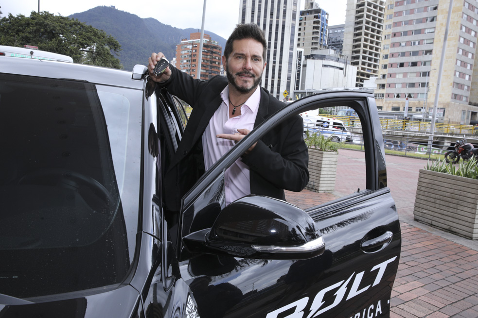 Marcelo Cezán viajo por Bogotá gracias al nuevo Chevrolet Bolt EUV