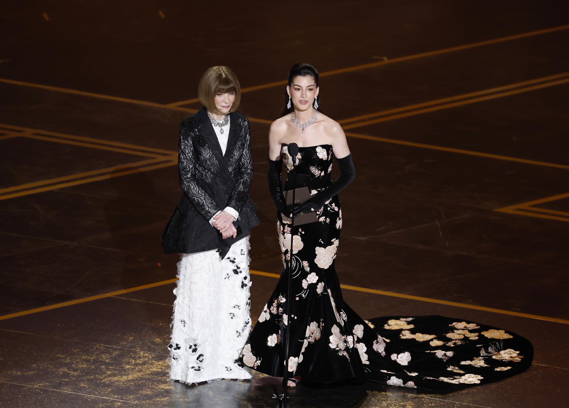 LOS ANGELES (United States), 15/03/2026.- Anna Wintour (L) and Anne Hathaway on stage to present awards for Best Makeup And Hairstyling and Best Costume Design during the 98th annual Academy Awards ceremony at the Dolby Theatre in Los Angeles, California, USA, 15 March 2026. EFE/EPA/CHRIS TORRES
