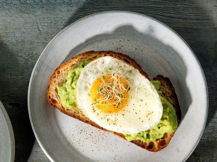 Prueba un huevo escalfado sobre medio aguacate para un desayuno rico en proteínas y grasas saludables.